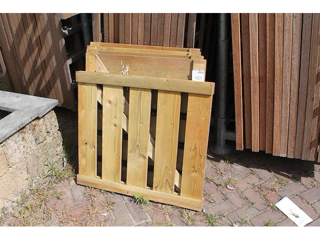 Vijf houten tuinhekjes. afmeting 88 x 78 cm. - afbeelding 1 van  2