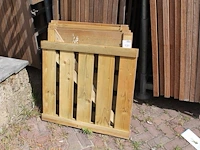 Vijf houten tuinhekjes. afmeting 88 x 78 cm. - afbeelding 1 van  2