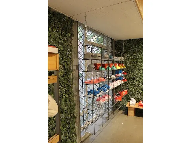Vijf industriële hangende schoenrekken aan robuuste ketting. afmeting per schoenvak 32 x 23 cm, diepte 21 cm. - afbeelding 5 van  6