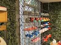 Vijf industriële hangende schoenrekken aan robuuste ketting. afmeting per schoenvak 32 x 23 cm, diepte 21 cm. - afbeelding 5 van  6