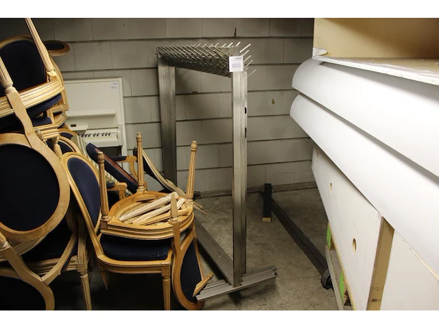 Vijf kapstokken met 2 x 15 haken, breedte 148 cm. - afbeelding 1 van  2