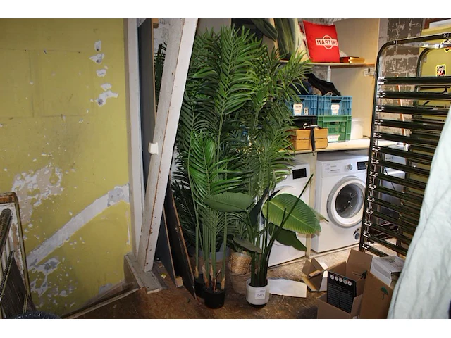 Vijf kunstplanten met hoogte circa 185 en diverse potten. - afbeelding 1 van  2
