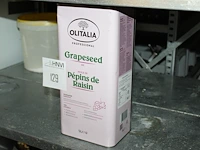 Vijf liter druivenpitolie. - afbeelding 1 van  1