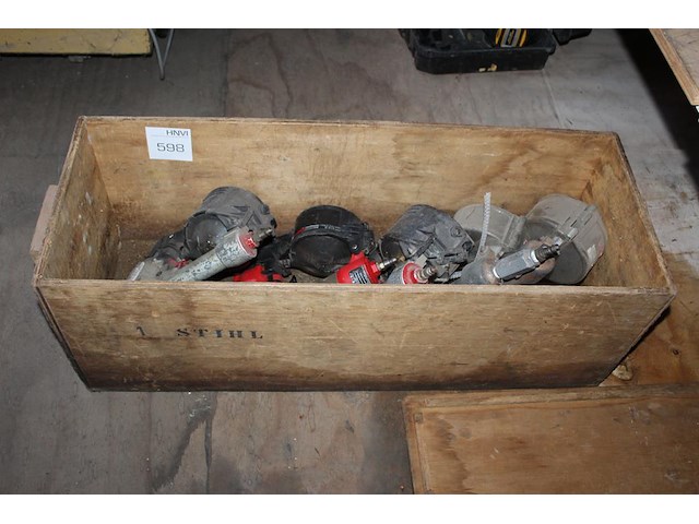 Vijf luchttackers in houten krat w.o. senco. - afbeelding 1 van  2