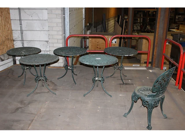Vijf metalen bistrotafeltjes. afmeting 65 x 65 cm. - afbeelding 1 van  2