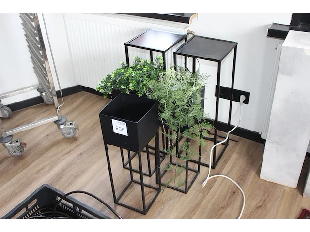 Vijf metalen pilaren waarvan drie met plantenbak. - afbeelding 2 van  2