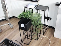 Vijf metalen pilaren waarvan drie met plantenbak. - afbeelding 2 van  2