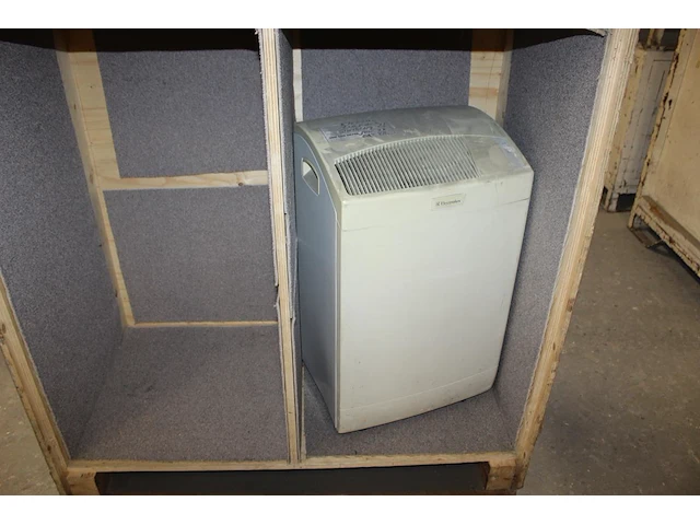 Vijf mobiele airco's electrolux in drie houten kisten. - afbeelding 1 van  4