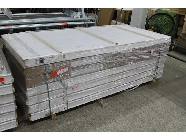 Vijf nieuwe binnendeuren 93 x 231.5 x 4 cm met kozijn waarvan drie rechtsdraaiend en twee linksdraaiend. - afbeelding 1 van  4