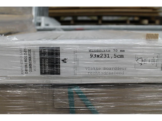 Vijf nieuwe binnendeuren 93 x 231.5 x 4 cm met kozijn waarvan drie rechtsdraaiend en twee linksdraaiend. - afbeelding 2 van  4