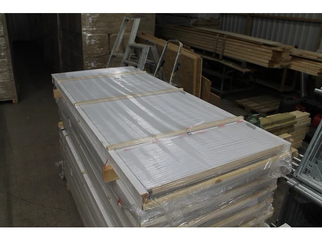 Vijf rechtsdraaiende nieuwe binnendeuren 93 x 231.5 x 4 cm met kozijn. - afbeelding 2 van  3