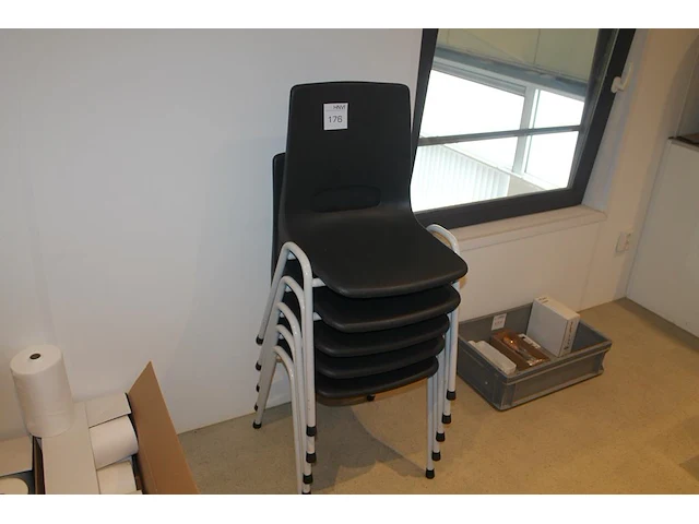 Vijf stapelbare kunststof stoelen met metalen onderstel. - afbeelding 1 van  2