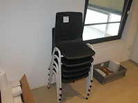 Vijf stapelbare kunststof stoelen met metalen onderstel. - afbeelding 1 van  2