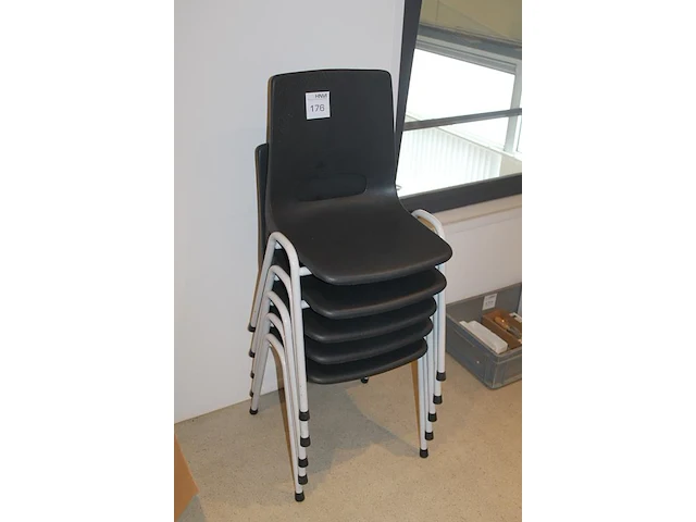 Vijf stapelbare kunststof stoelen met metalen onderstel. - afbeelding 2 van  2