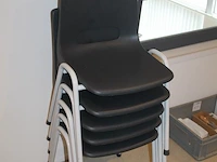 Vijf stapelbare kunststof stoelen met metalen onderstel. - afbeelding 2 van  2