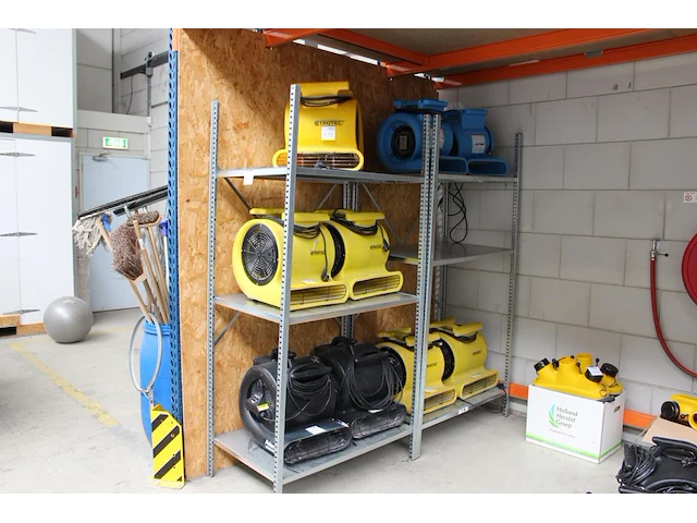 Vijf stellingdelen met afmeting 104 x 62 x 200 cm. let op: ophalen na 13.00u. - afbeelding 1 van  2