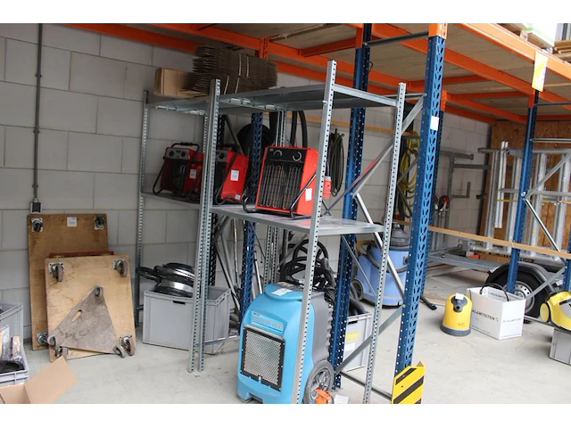 Vijf stellingdelen met afmeting 104 x 62 x 200 cm. let op: ophalen na 13.00u. - afbeelding 2 van  2