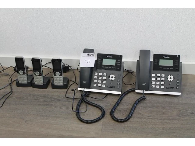 Vijf telefoons yealink, waaronder3x handheld en 2x desktelefoon. - afbeelding 1 van  2