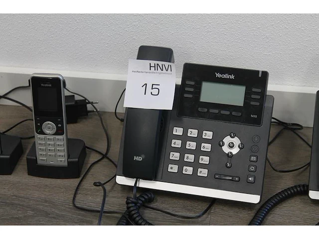 Vijf telefoons yealink, waaronder3x handheld en 2x desktelefoon. - afbeelding 2 van  2