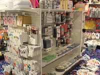 Vijf vierzijdige winkelstellingen met hoogte ca. 160 cm. 3x lengte 280 cm, 1 x lengte 370 cm, 1 x lengte 46... onderdeel van combinatiekavel combinatiekavel van 39 winkelstellingen kavels e007 en e012 - afbeelding 3 van  4