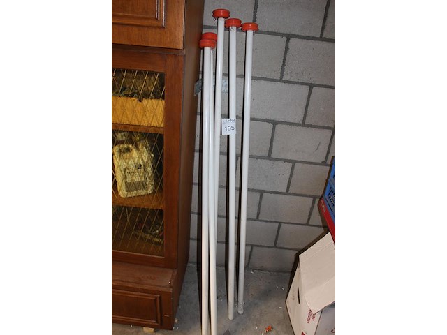 Vijf vlaggenstokken, lengte ca. 150 cm. - afbeelding 2 van  2
