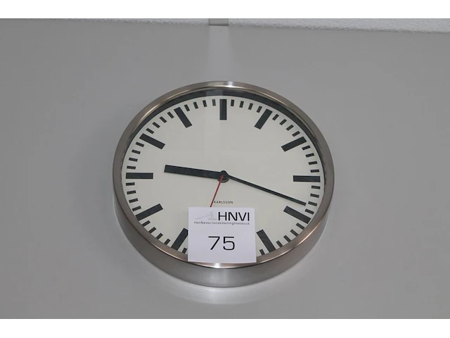 Vijf wandklokken. vier maal 20 cm doorsnede en een maal 24 cm doorsnede - afbeelding 2 van  3