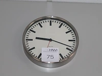 Vijf wandklokken. vier maal 20 cm doorsnede en een maal 24 cm doorsnede - afbeelding 2 van  3