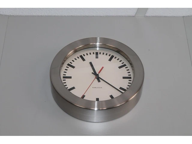 Vijf wandklokken. vier maal 20 cm doorsnede en een maal 24 cm doorsnede - afbeelding 3 van  3