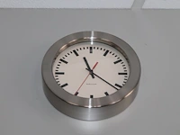 Vijf wandklokken. vier maal 20 cm doorsnede en een maal 24 cm doorsnede - afbeelding 3 van  3