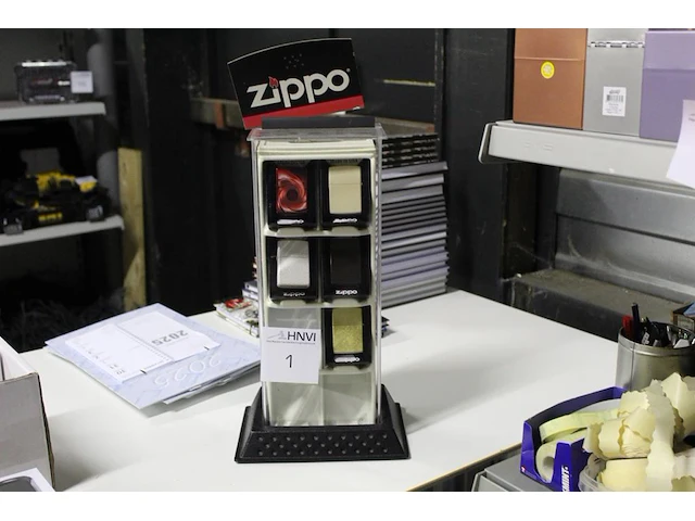 Vijf zippo aanstekers in display - afbeelding 1 van  3