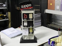Vijf zippo aanstekers in display