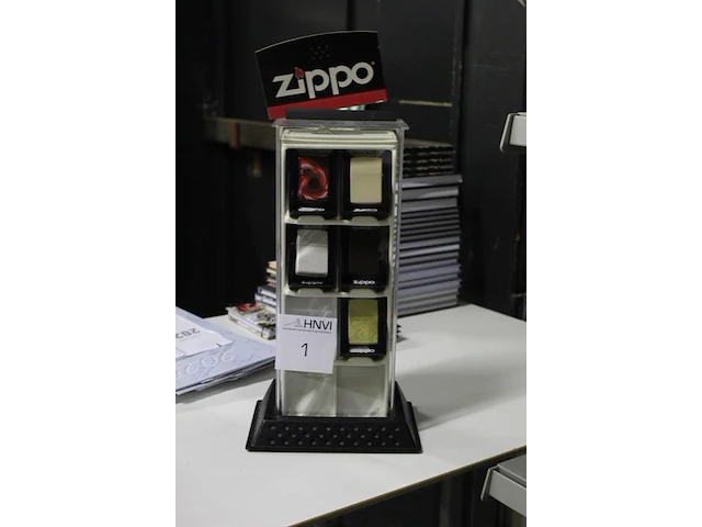 Vijf zippo aanstekers in display - afbeelding 2 van  3