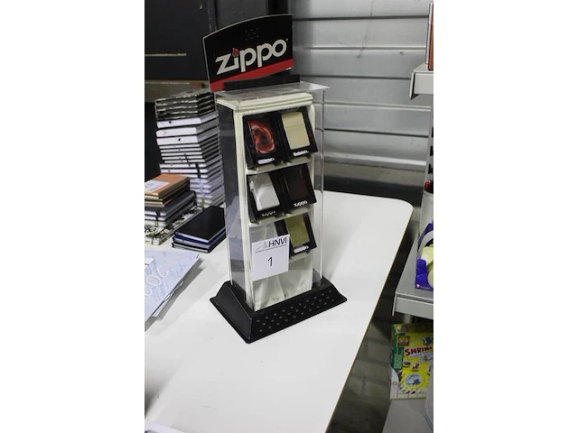 Vijf zippo aanstekers in display - afbeelding 3 van  3