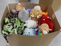 Vijfendertig stuks diverse samplemodellen knuffels in doos, w.o. veelal varkens.