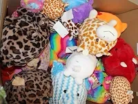 Vijfendertig stuks diverse samplemodellen knuffels in doos, w.o. veelal varkens. - afbeelding 2 van  2