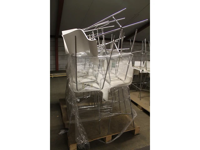 Vijftien barkrukken met witte zitting en metalen onderstel op pallet - afbeelding 2 van  3