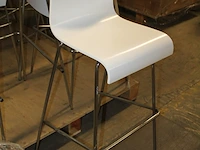 Vijftien barkrukken met witte zitting en metalen onderstel op pallet - afbeelding 3 van  3