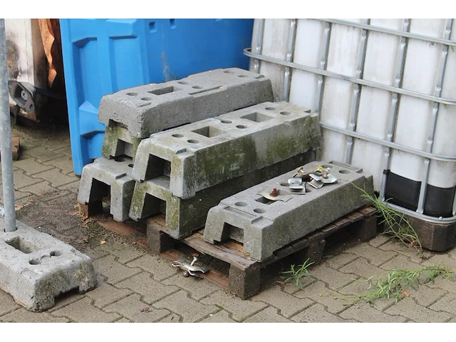 Vijftien bouwhekken met 9 voeten. - afbeelding 4 van  4