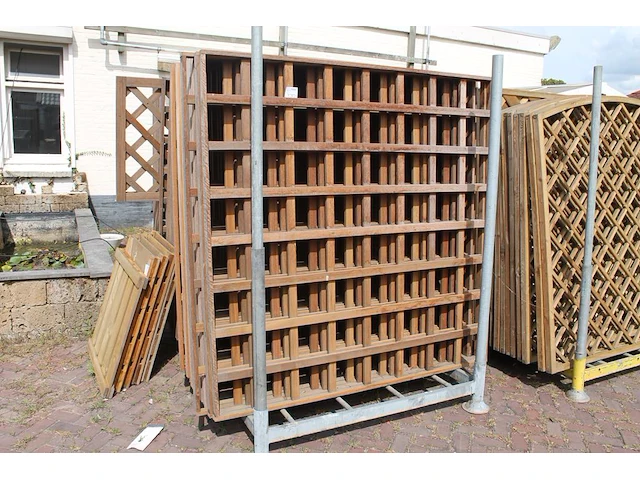 Vijftien hardhouten tuinschermen in metalen bok. afmeting 180 x 180 cm. let op: exclusief metalen bok. - afbeelding 1 van  3