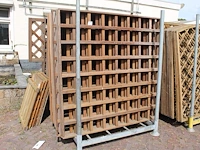 Vijftien hardhouten tuinschermen in metalen bok. afmeting 180 x 180 cm. let op: exclusief metalen bok. - afbeelding 1 van  3