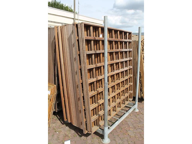 Vijftien hardhouten tuinschermen in metalen bok. afmeting 180 x 180 cm. let op: exclusief metalen bok. - afbeelding 2 van  3