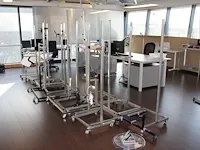 Vijftien verrijdbare standaards t.b.v. hulpmiddelen.