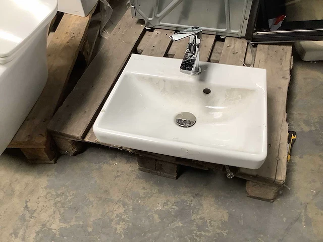 Villeroy & boch - wastafel met kraan - afbeelding 1 van  5
