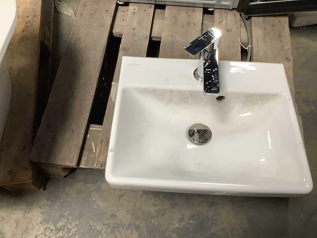 Villeroy & boch - wastafel met kraan - afbeelding 2 van  5