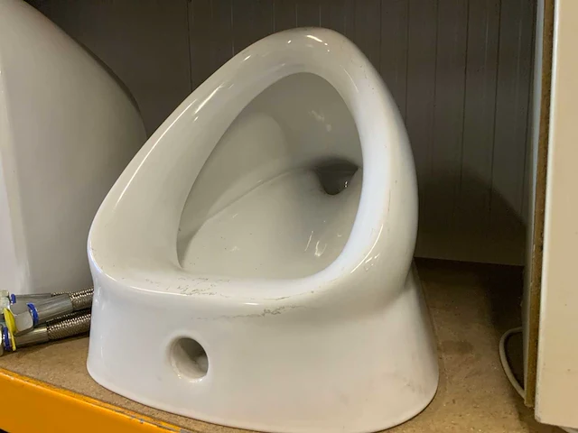Villeroy & boch diepspoelwandtoilet en 2 urinoirs - afbeelding 3 van  4