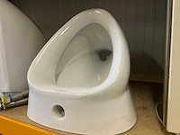 Villeroy & boch diepspoelwandtoilet en 2 urinoirs - afbeelding 3 van  4
