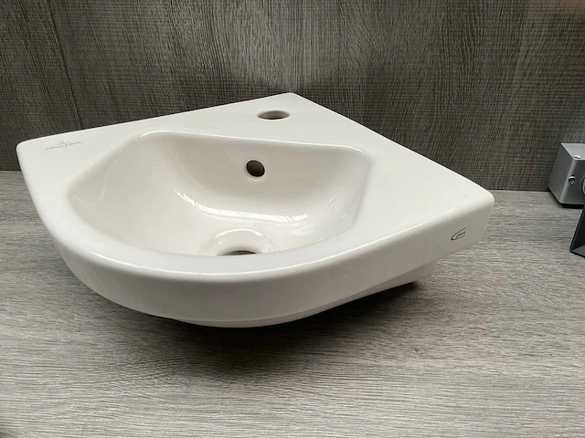 Villeroy & boch hoek fontein 32x32cm met pergamon kleur - afbeelding 1 van  3