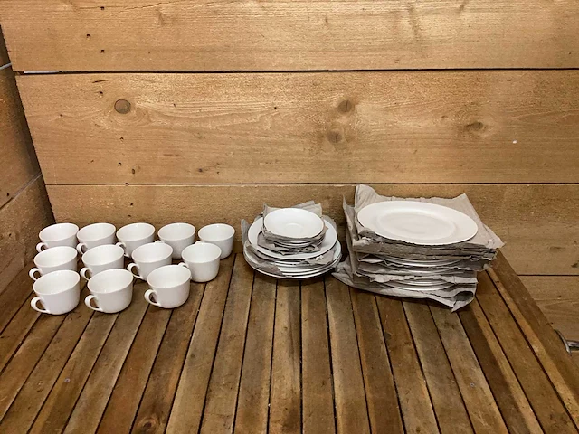 Villeroy & boch mokken en wedgwood borden - afbeelding 1 van  18