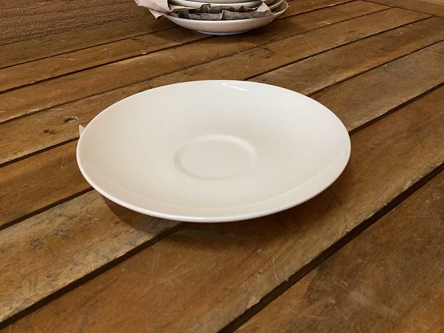 Villeroy & boch mokken en wedgwood borden - afbeelding 14 van  18