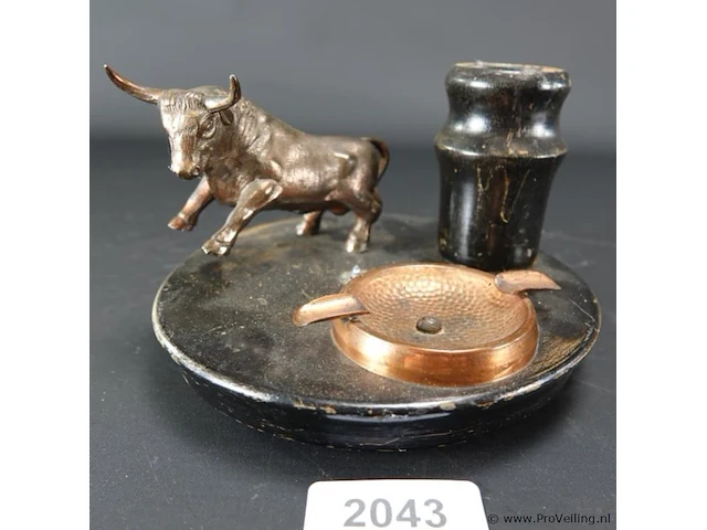 Vintage asbak met bronzen stier op hout - afbeelding 1 van  5